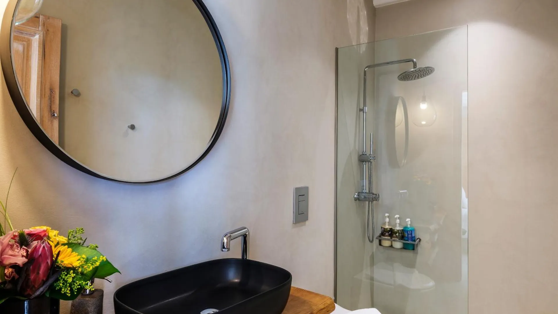 V&V Guest House - Luxury Suites Ornos